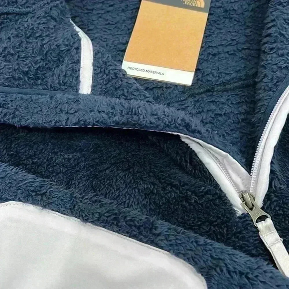 The North Face Women's Campshire Fleece Hoodie, Small - Picture 8 of 11